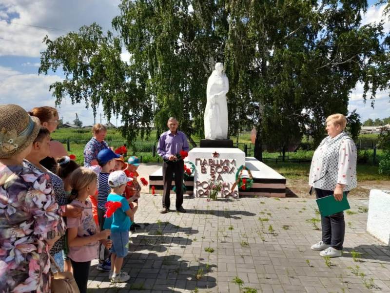 участники мероприятия - глава сельсовета Савенко А.И., библиотекарь Портнягина О.Н..